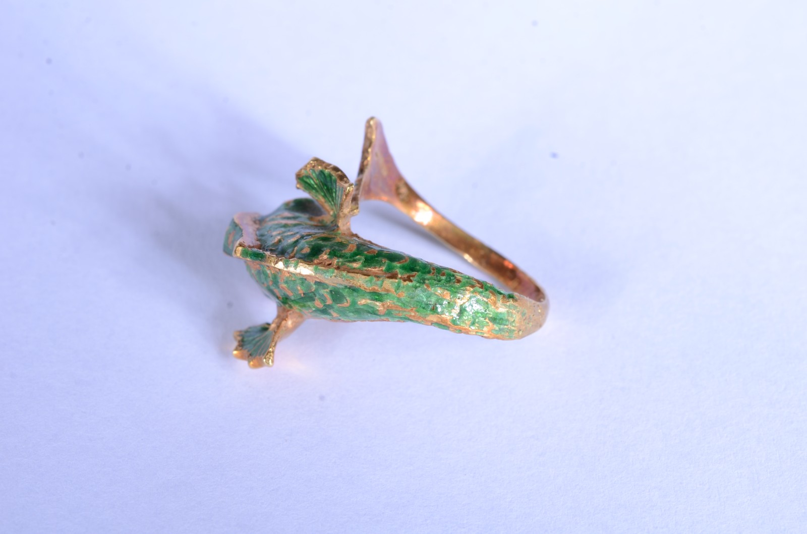 Anel de ouro 18 k. e esmalte feitio "peixe", estojo na forma de... - foto 6 de 9