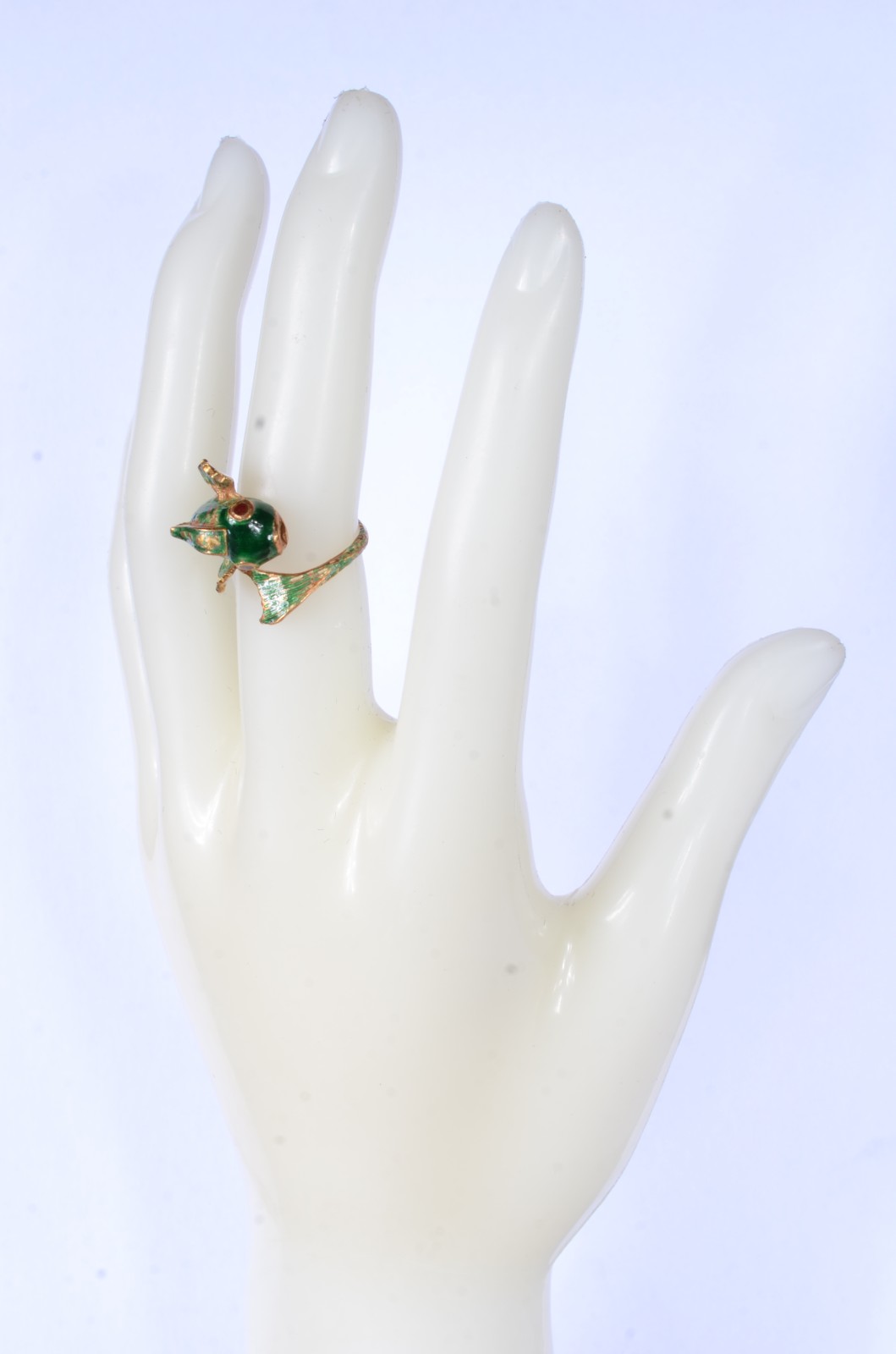 Anel de ouro 18 k. e esmalte feitio "peixe", estojo na forma de... - foto 7 de 9