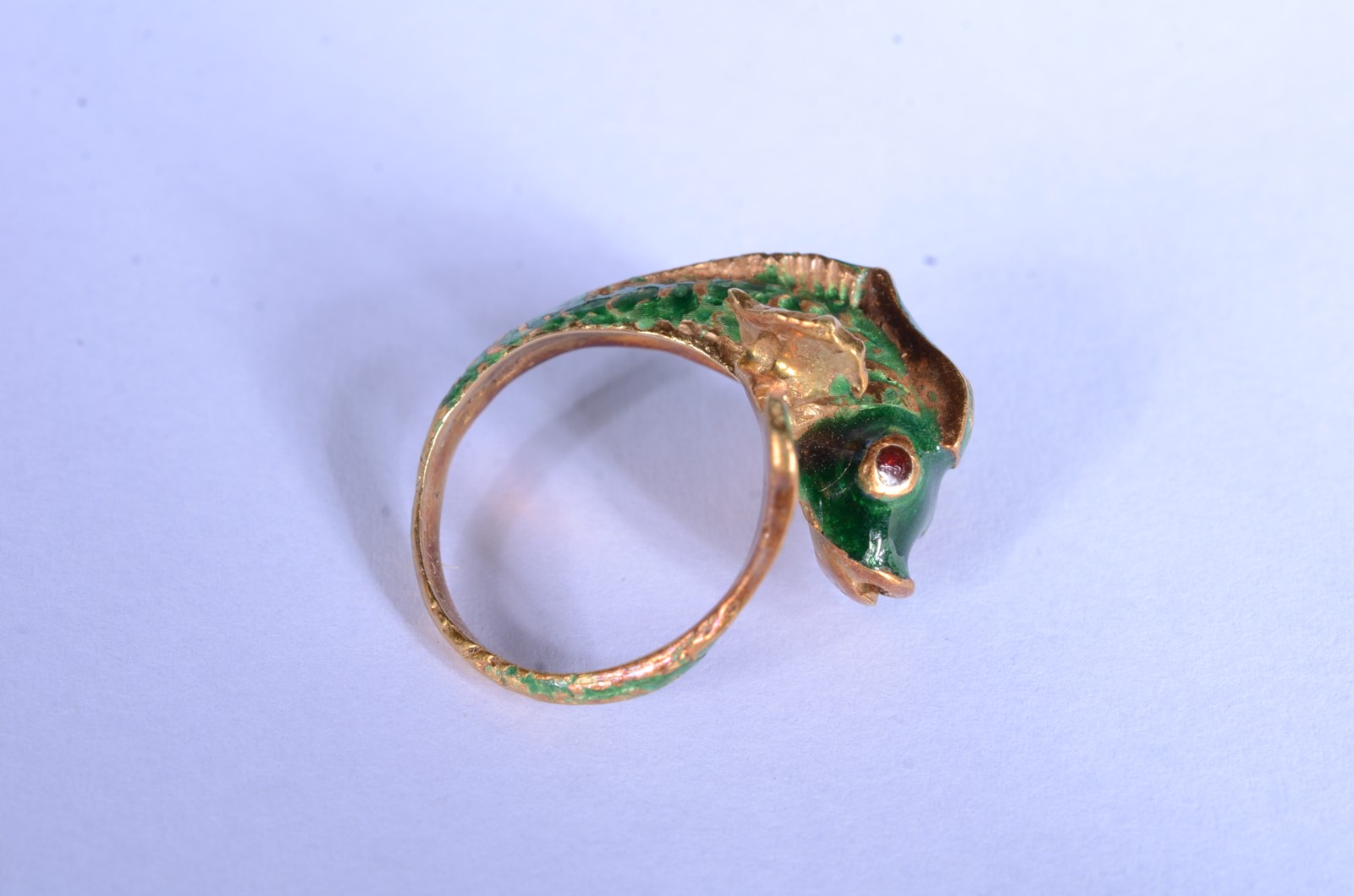 Anel de ouro 18 k. e esmalte feitio "peixe", estojo na forma de... - foto 8 de 9