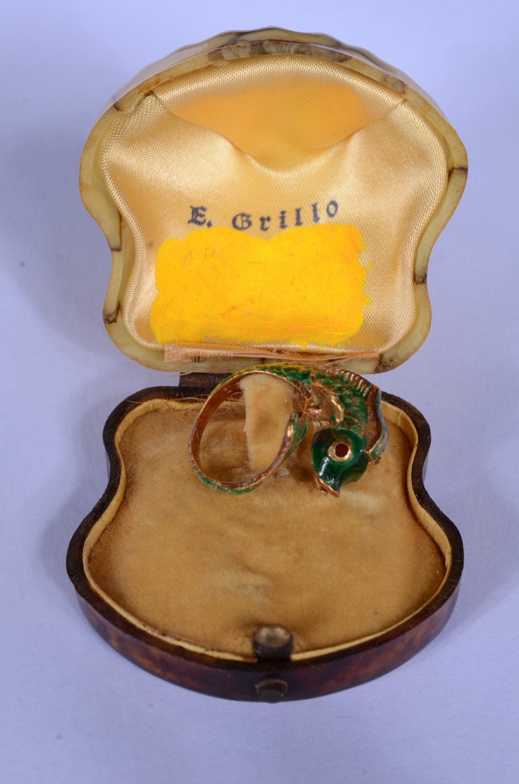 Anel de ouro 18 k. e esmalte feitio "peixe", estojo na forma de... - foto 2 de 9