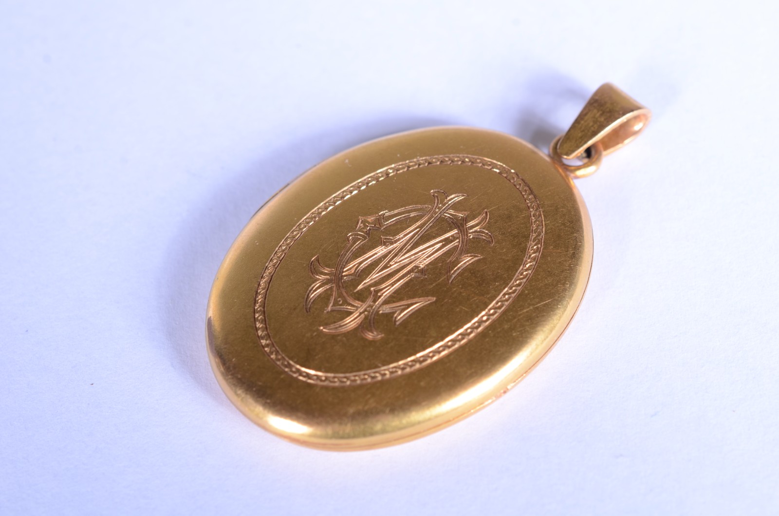 Pendente de ouro 18 k., monogramado com parte interna para retrato... - foto 1 de 5