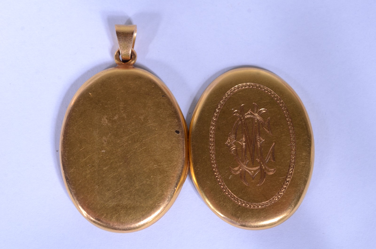Pendente de ouro 18 k., monogramado com parte interna para retrato... - foto 2 de 5