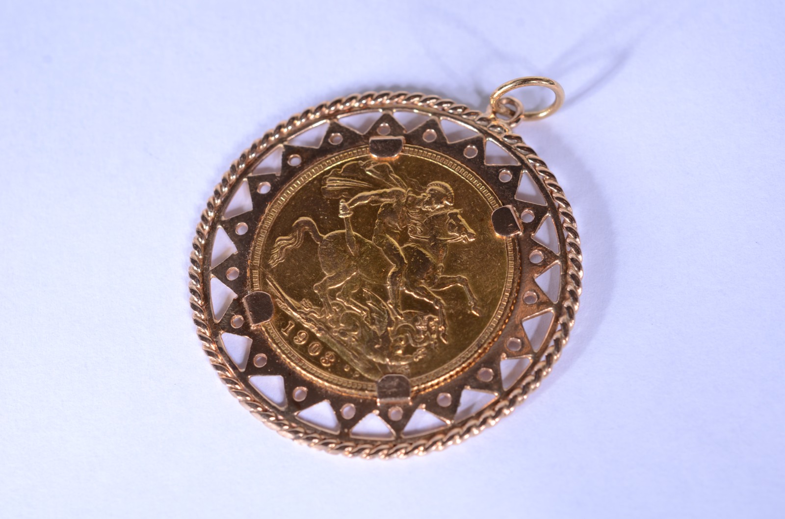 Pendente com moeda de libra de ouro 18 k. (Por motivos de segurança a... - foto 2 de 6