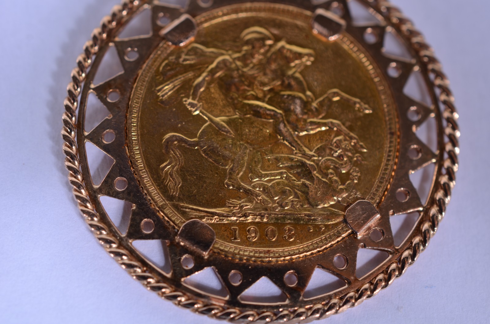 Pendente com moeda de libra de ouro 18 k. (Por motivos de segurança a... - foto 3 de 6