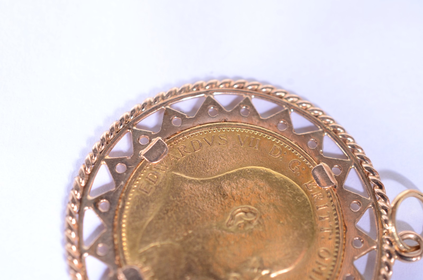 Pendente com moeda de libra de ouro 18 k. (Por motivos de segurança a... - foto 5 de 6