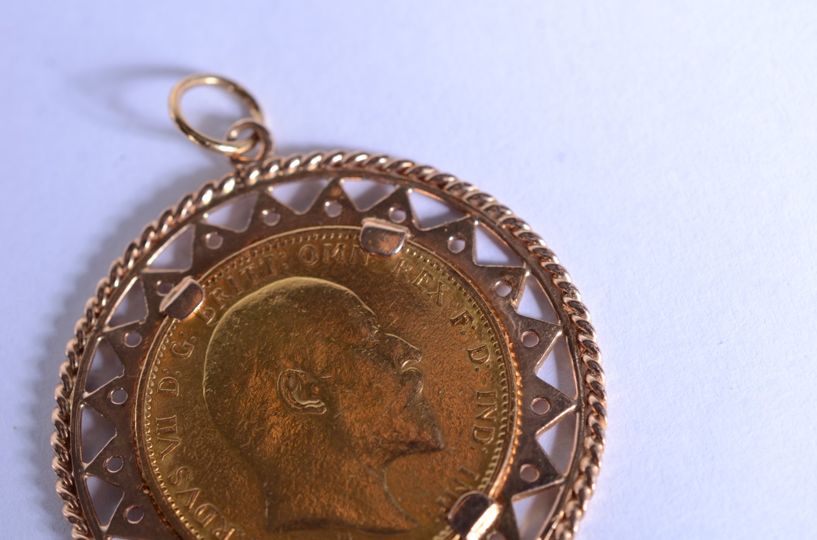 Pendente com moeda de libra de ouro 18 k. (Por motivos de segurança a... - foto 6 de 6