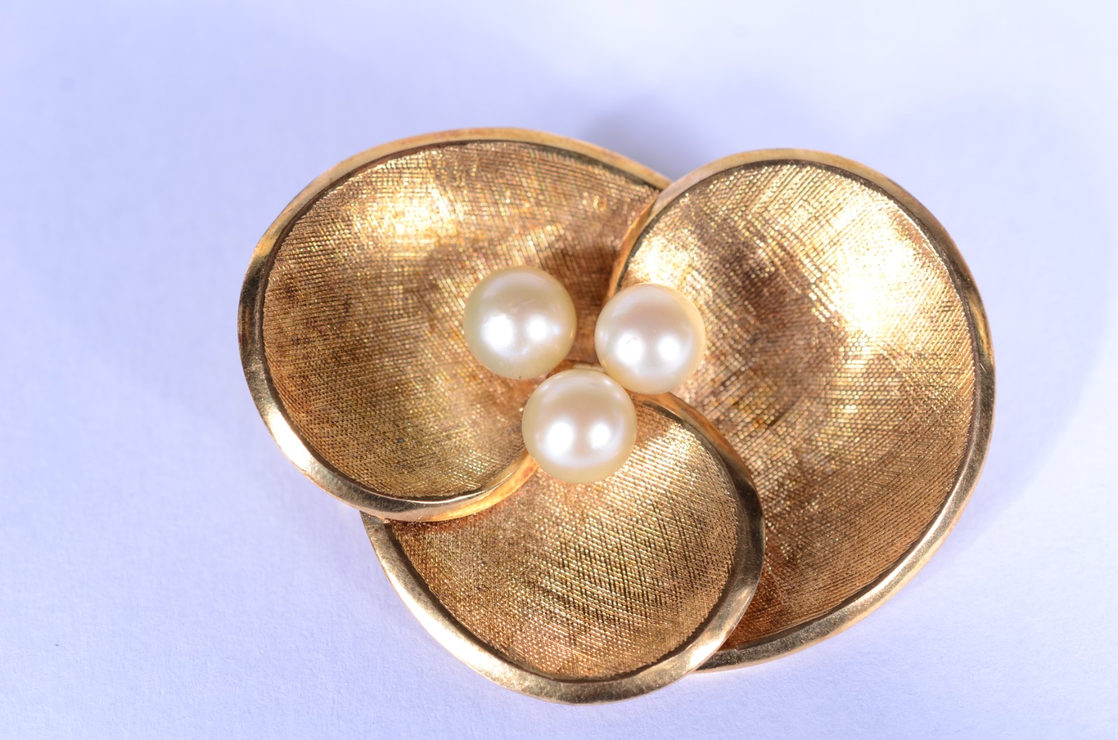 Broche de ouro 18k., com pérolas. (Por motivos de segurança a peça... - foto 1 de 4