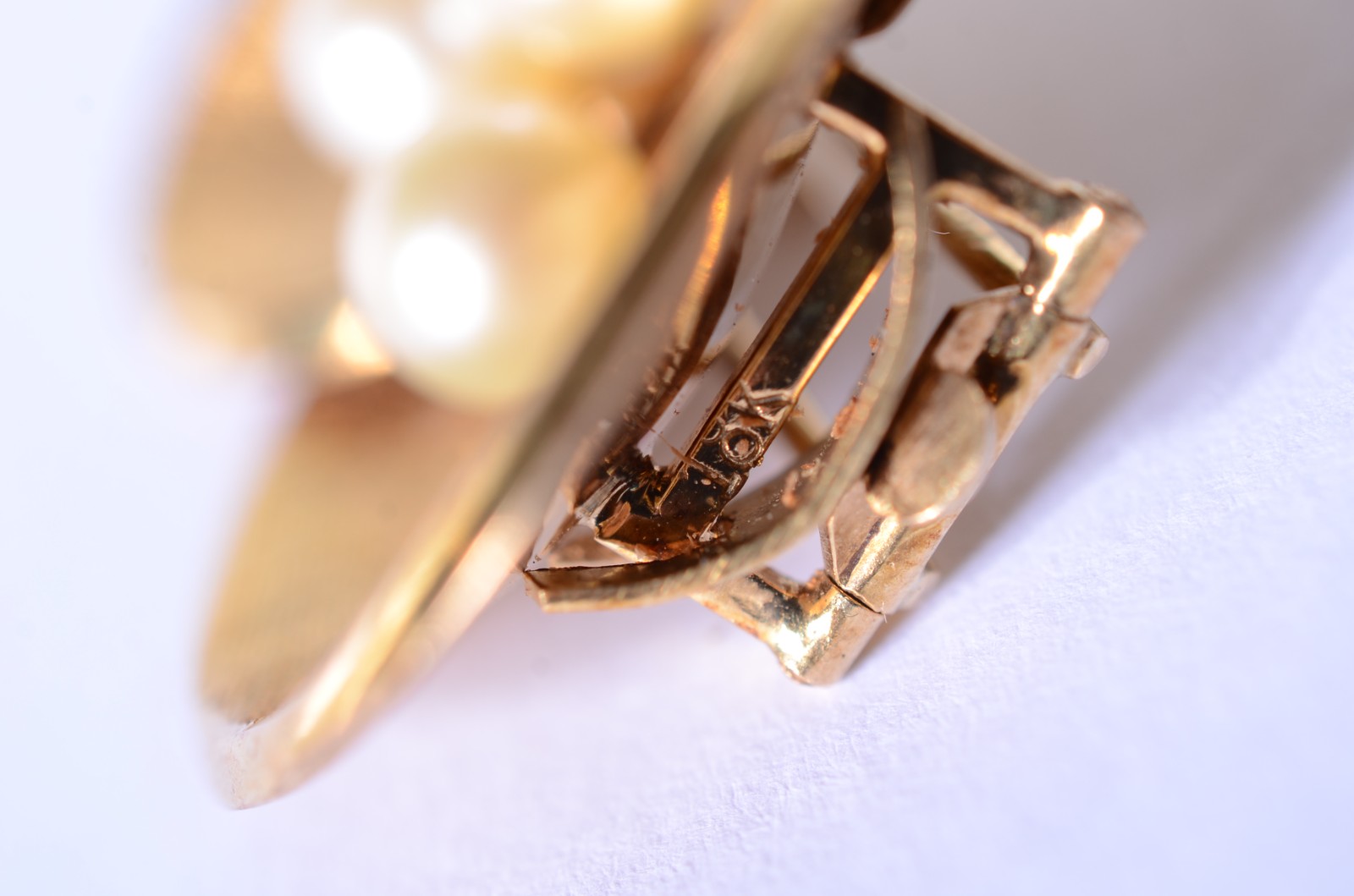 Broche de ouro 18k., com pérolas. (Por motivos de segurança a peça... - foto 3 de 4