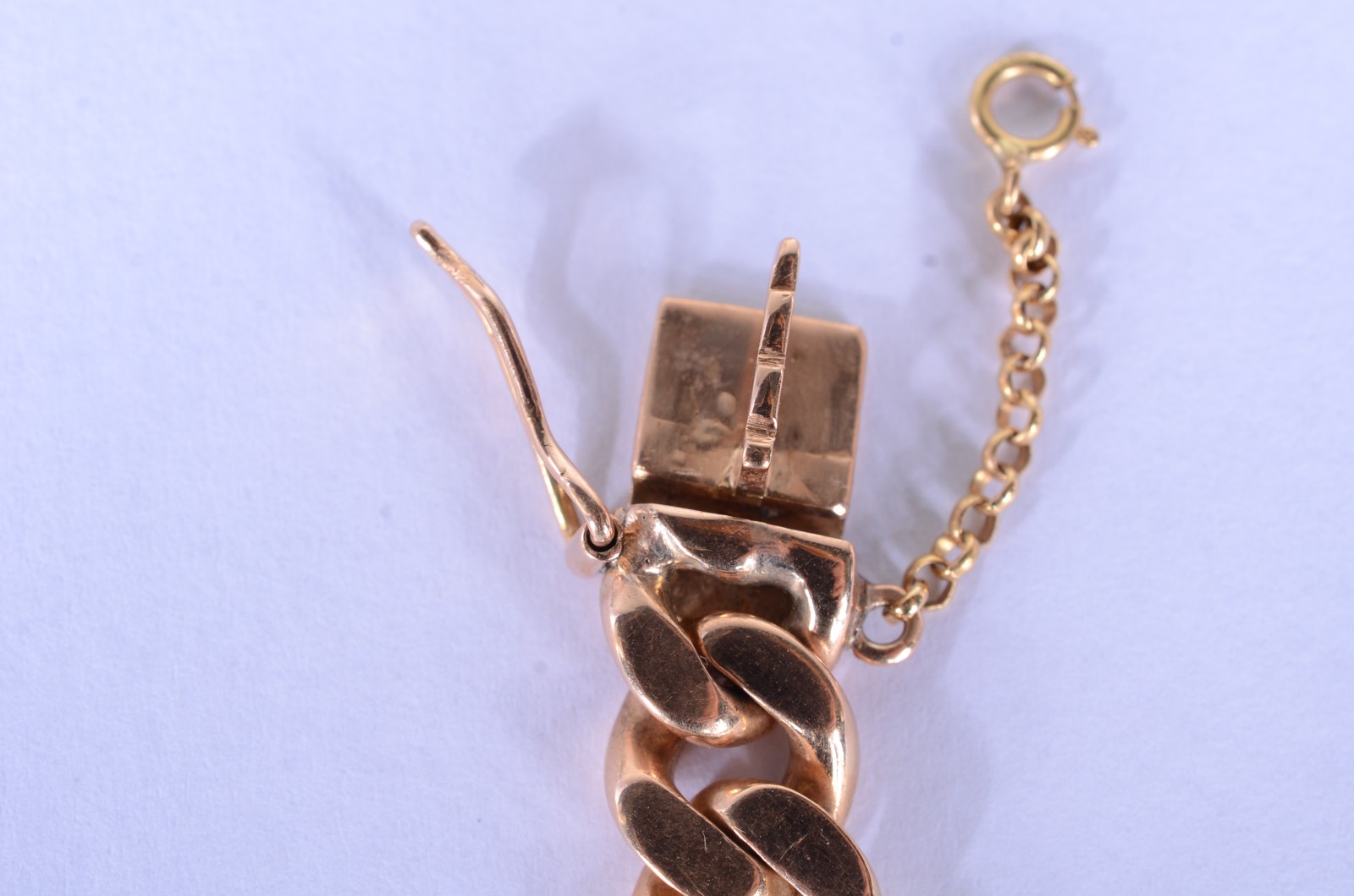 Pulseira de elos batidos de ouro 18 k. (Por motivos de segurança a... - foto 4 de 6