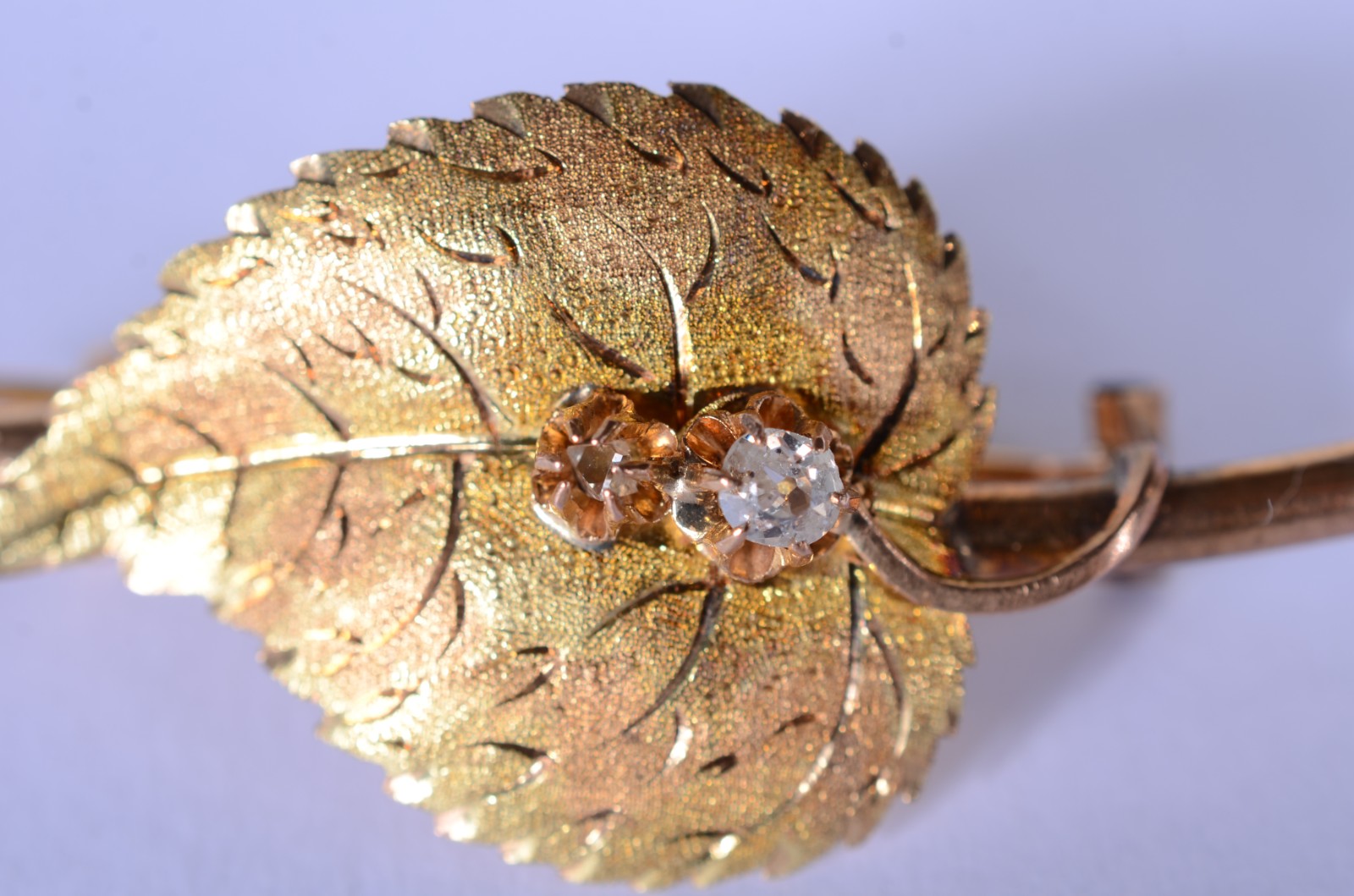 Broche de ouro 18 k., na forma de folha com 2 brilhantes. (Por... - foto 1 de 5