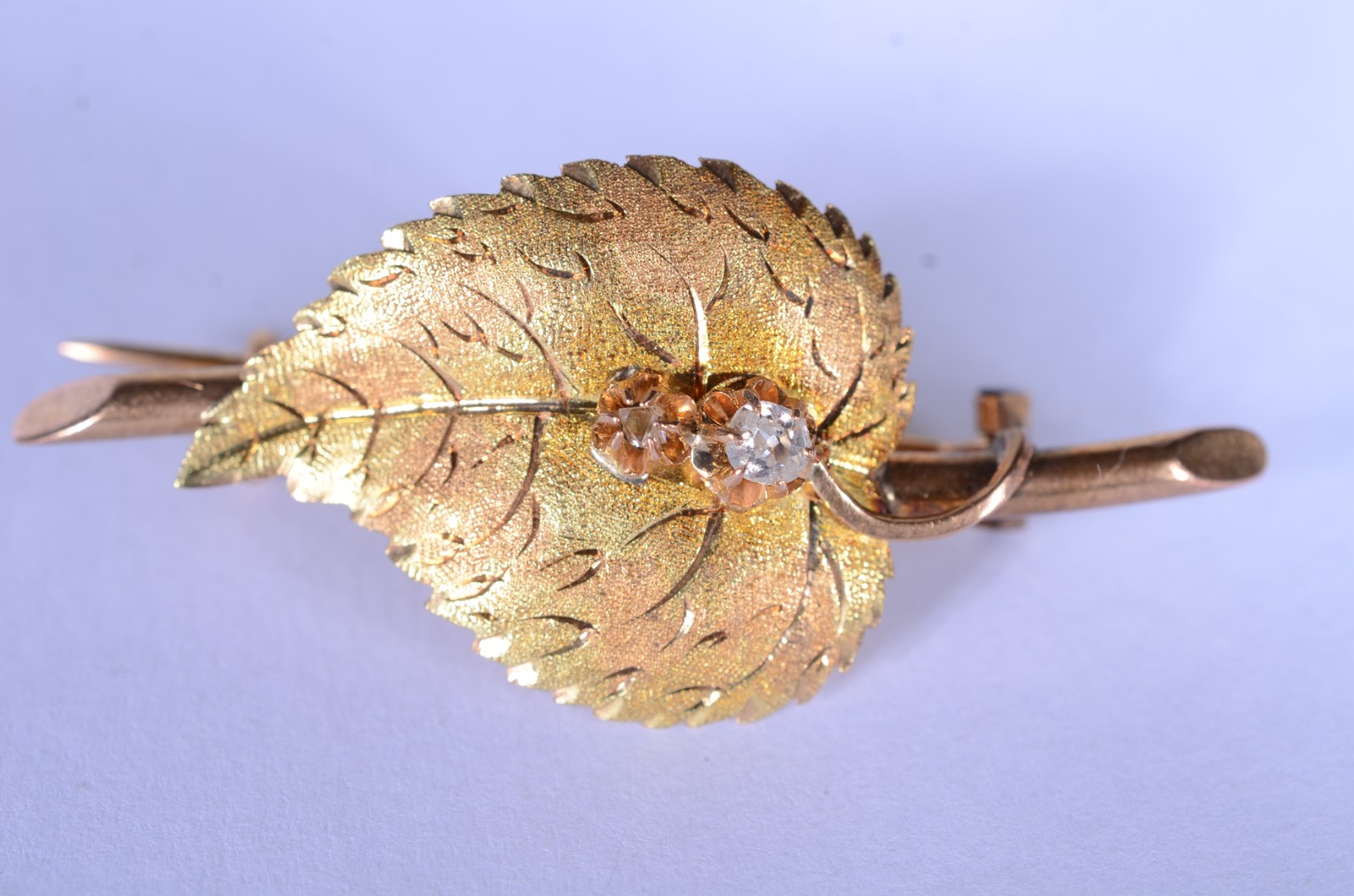Broche de ouro 18 k., na forma de folha com 2 brilhantes. (Por... - foto 2 de 5