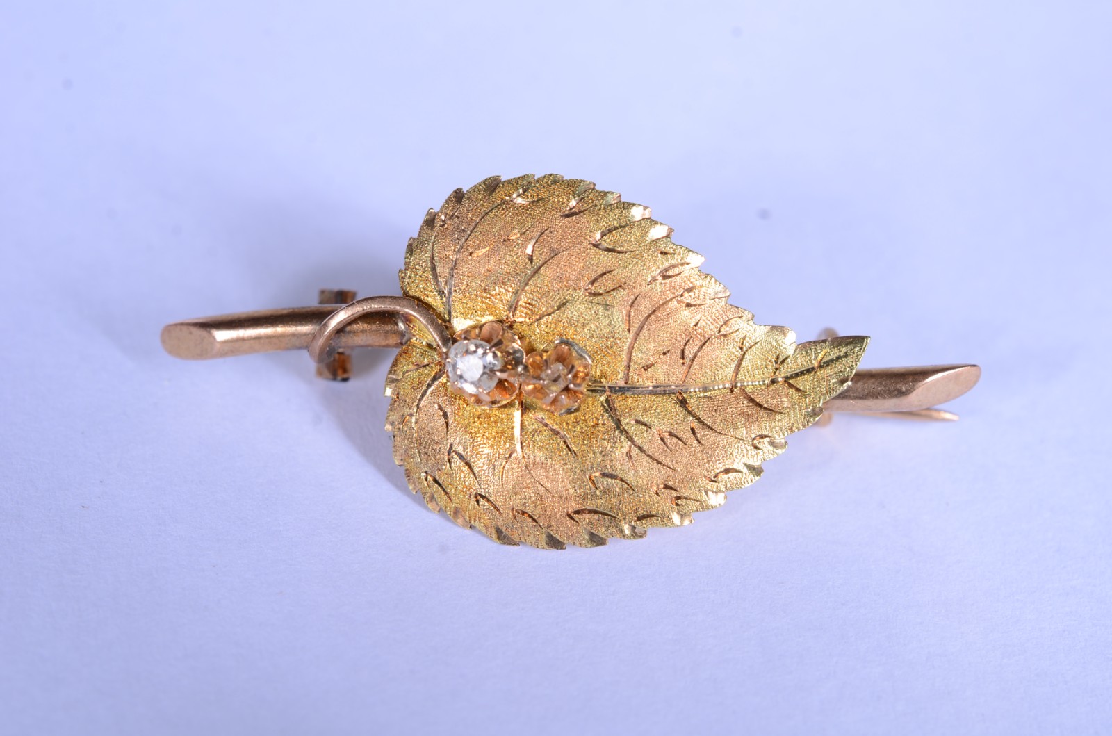 Broche de ouro 18 k., na forma de folha com 2 brilhantes. (Por... - foto 3 de 5
