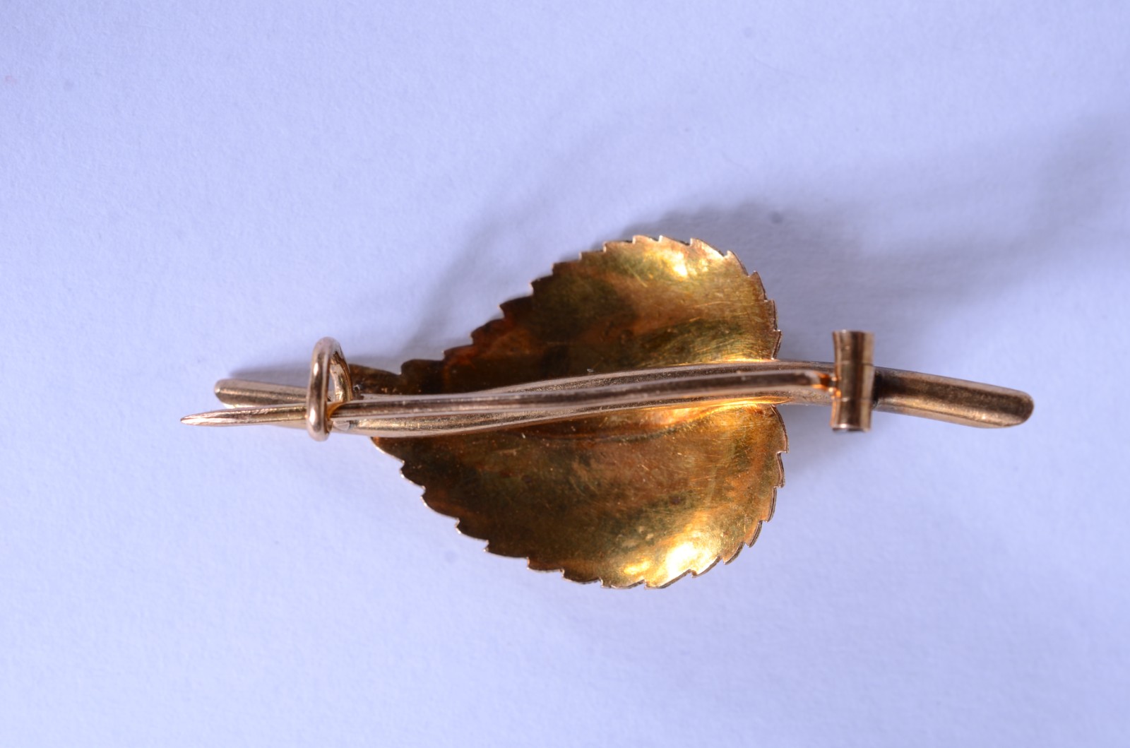 Broche de ouro 18 k., na forma de folha com 2 brilhantes. (Por... - foto 4 de 5