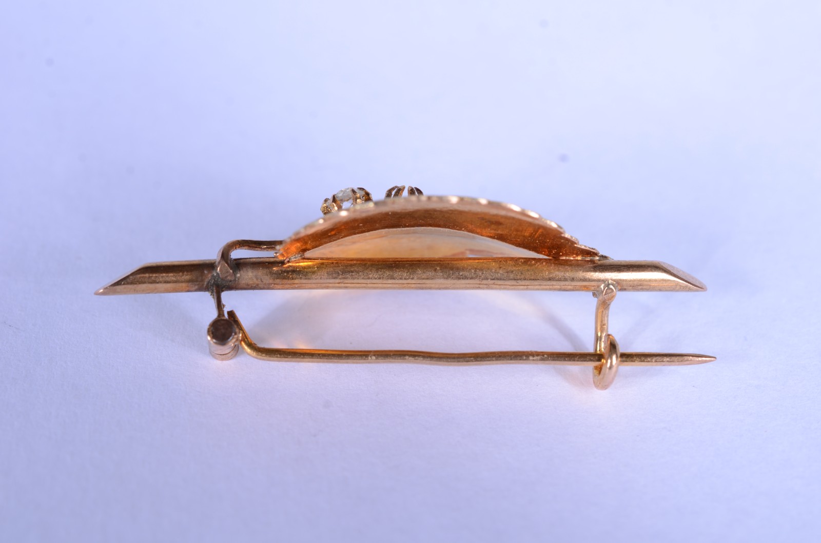 Broche de ouro 18 k., na forma de folha com 2 brilhantes. (Por... - foto 5 de 5