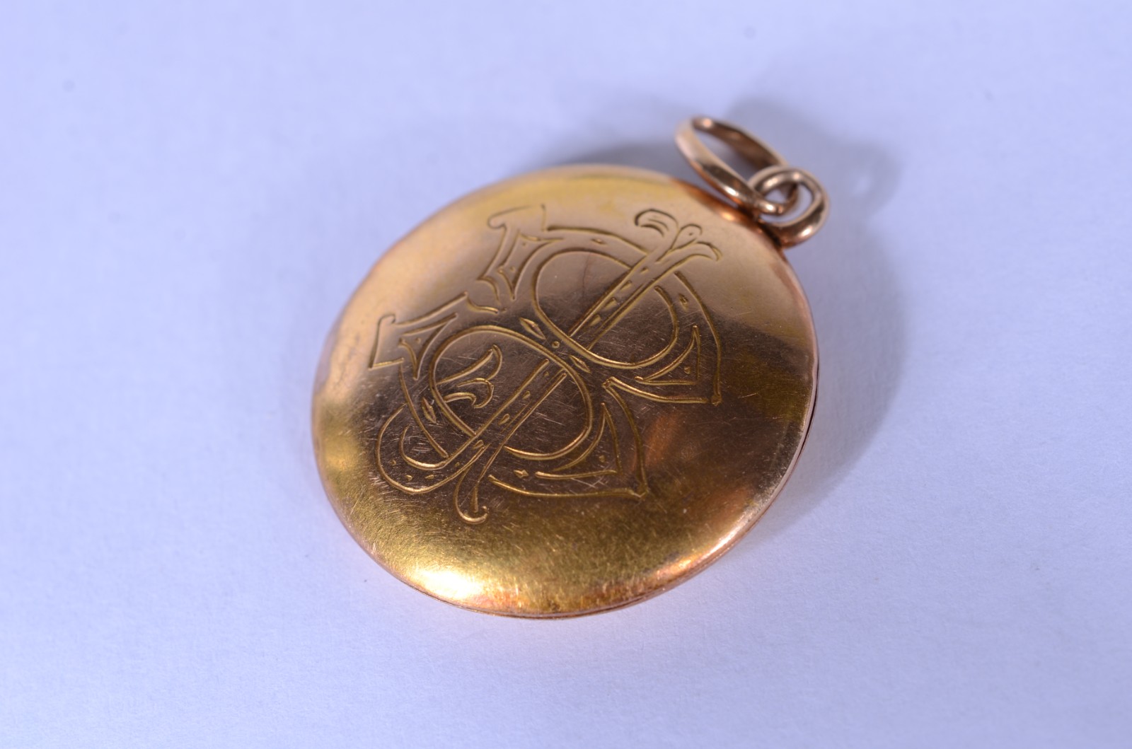 Pendente porta retrato com monograma de ouro 18 k. (Por motivos de... - foto 1 de 5