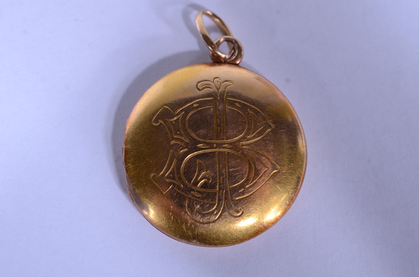 Pendente porta retrato com monograma de ouro 18 k. (Por motivos de... - foto 2 de 5