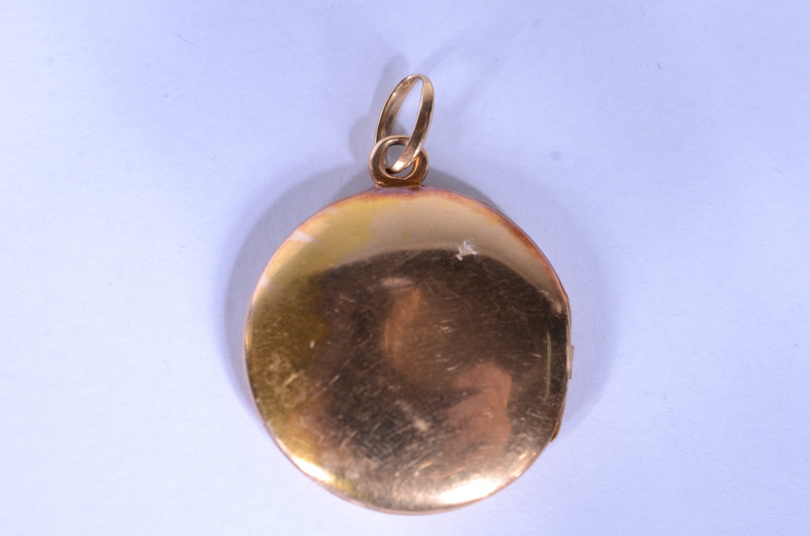 Pendente porta retrato com monograma de ouro 18 k. (Por motivos de... - foto 3 de 5