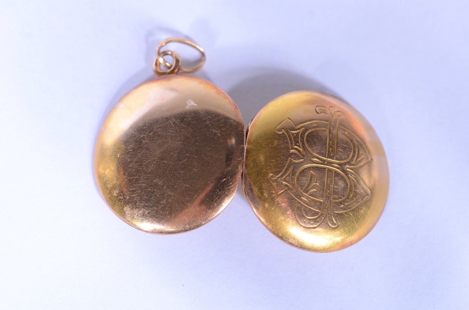Pendente porta retrato com monograma de ouro 18 k. (Por motivos de... - foto 4 de 5