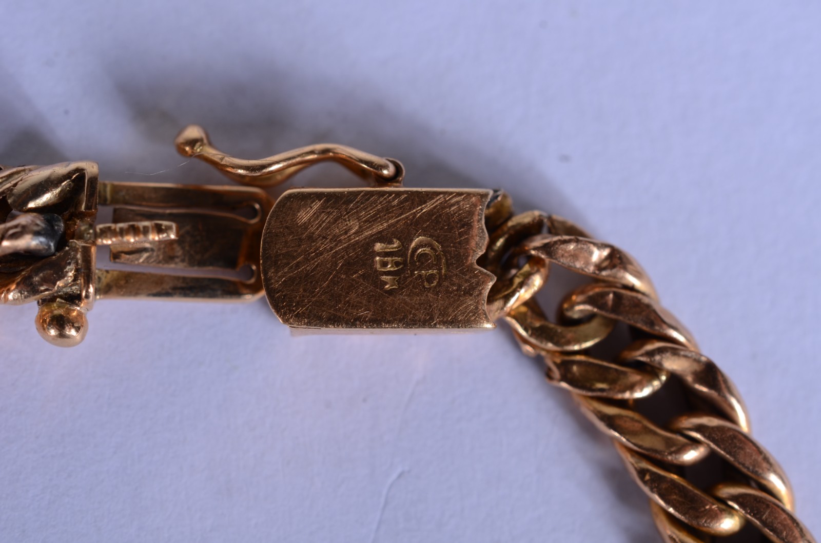 Pequena pulseira de ouro 18 k., elós batidos. (Por motivos de... - foto 4 de 7