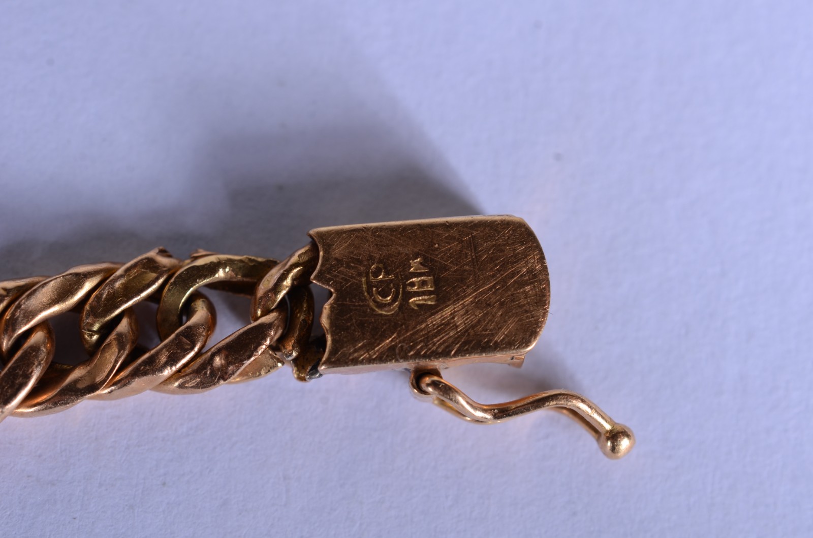 Pequena pulseira de ouro 18 k., elós batidos. (Por motivos de... - foto 5 de 7