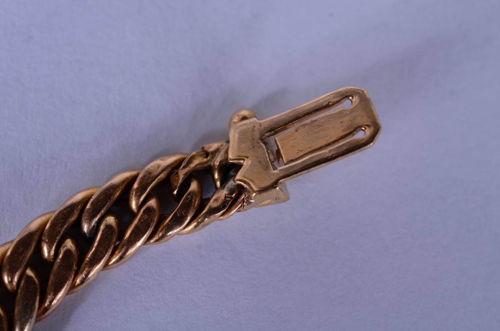 Pequena pulseira de ouro 18 k., elós batidos. (Por motivos de... - foto 6 de 7