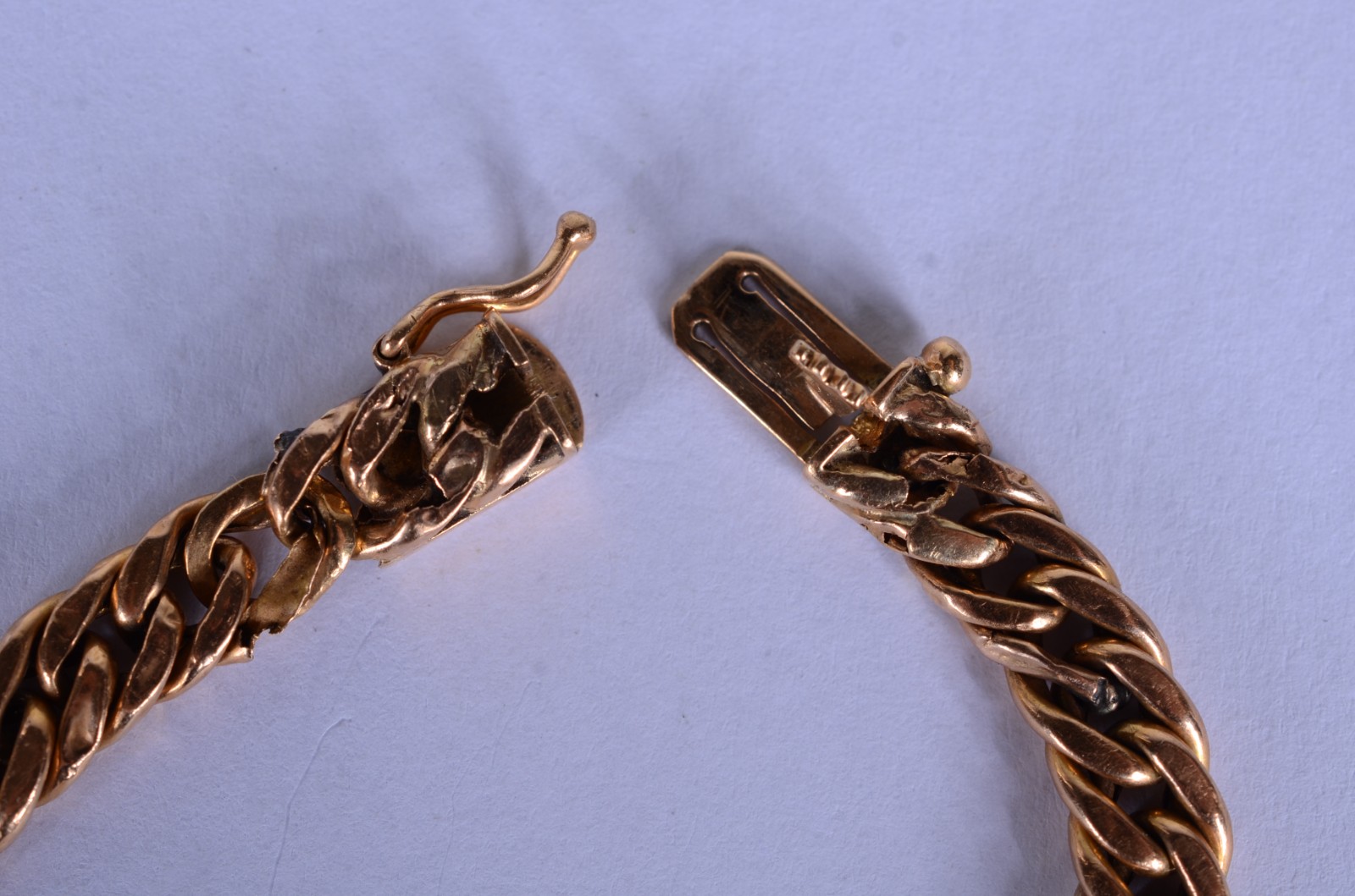 Pequena pulseira de ouro 18 k., elós batidos. (Por motivos de... - foto 7 de 7