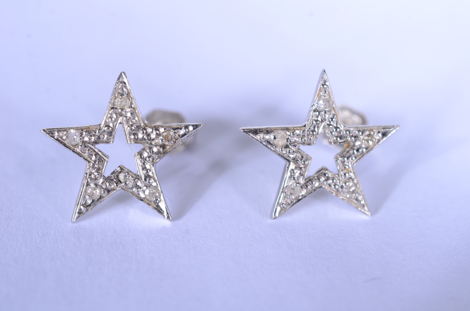 Par de brincos de ouro branco baixo feitio de estrelas . (Por motivos... - foto 1 de 5