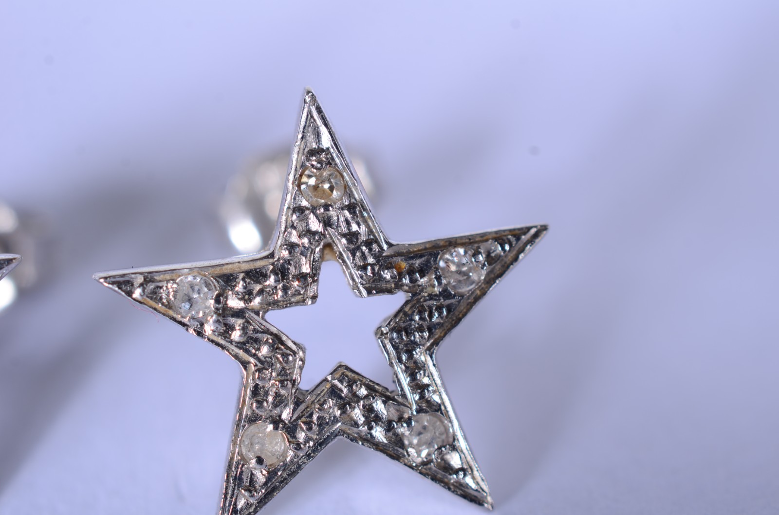 Par de brincos de ouro branco baixo feitio de estrelas . (Por motivos... - foto 2 de 5