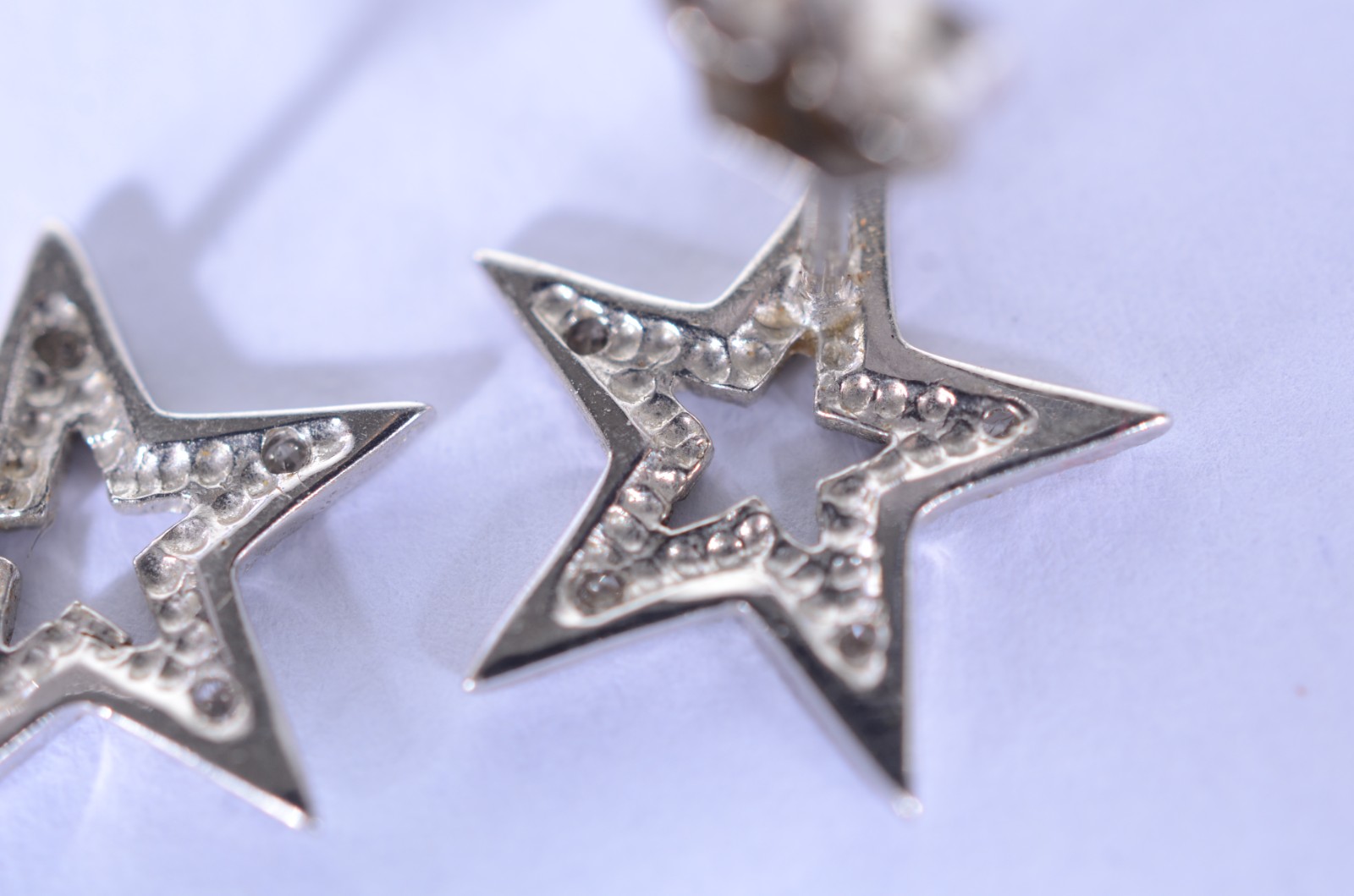 Par de brincos de ouro branco baixo feitio de estrelas . (Por motivos... - foto 3 de 5