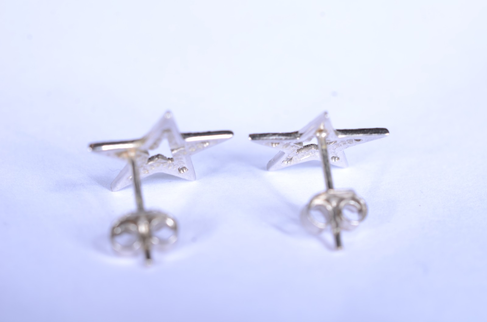 Par de brincos de ouro branco baixo feitio de estrelas . (Por motivos... - foto 4 de 5
