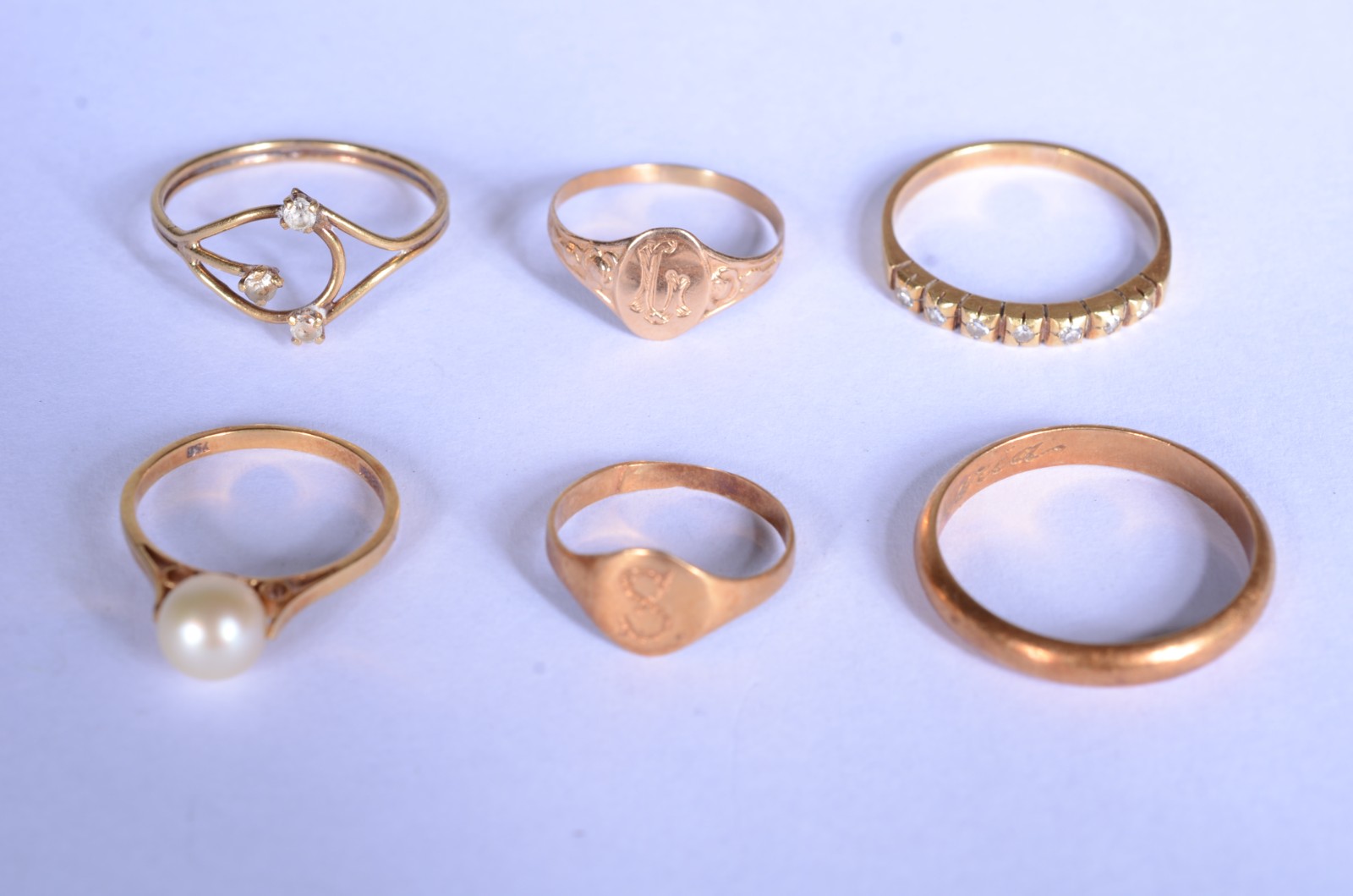 Seis pequenos anéis de ouro 18k., aros 18, 6,20,9,12 e 18. (Por... - foto 1 de 11