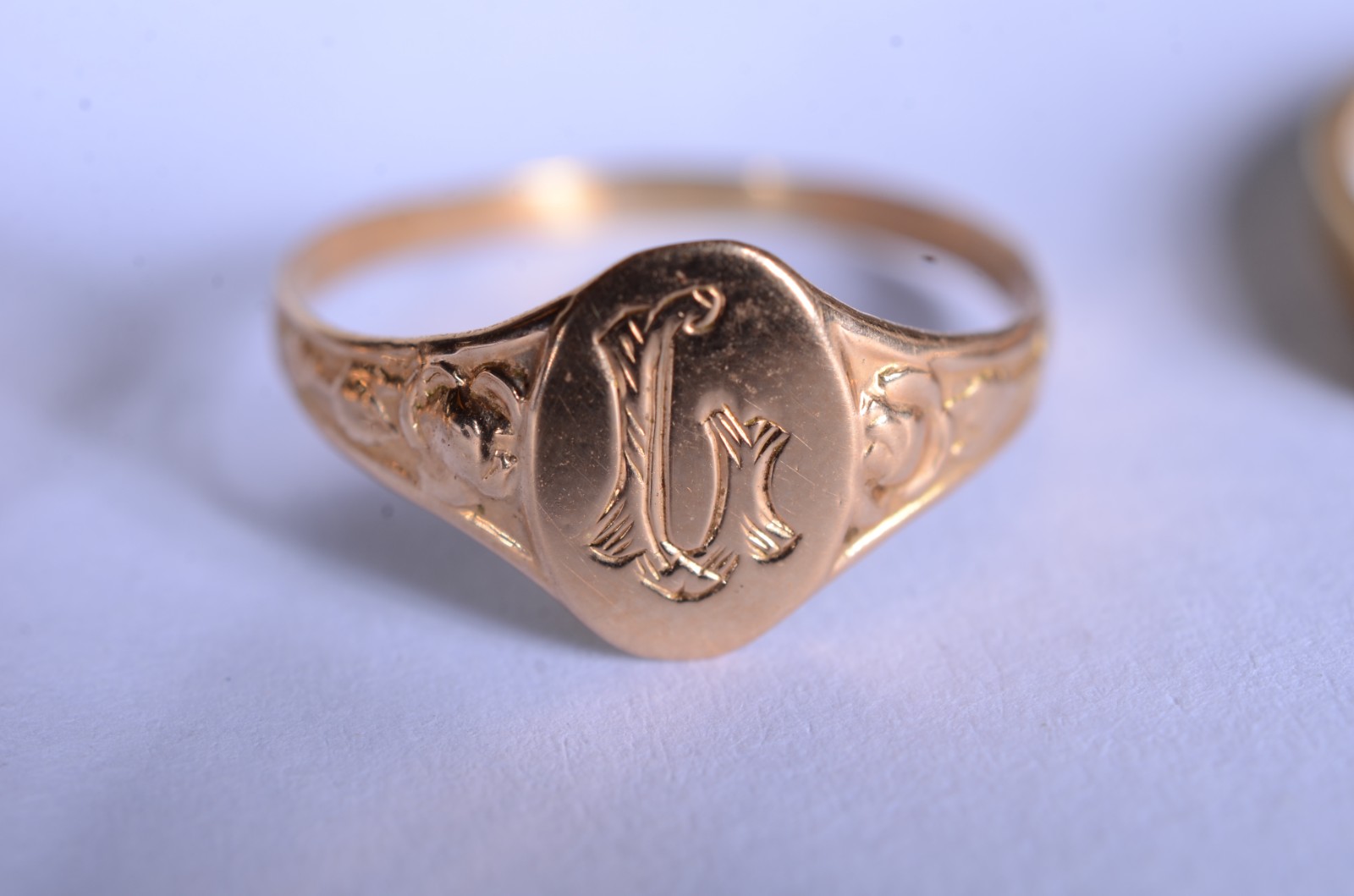 Seis pequenos anéis de ouro 18k., aros 18, 6,20,9,12 e 18. (Por... - foto 4 de 11