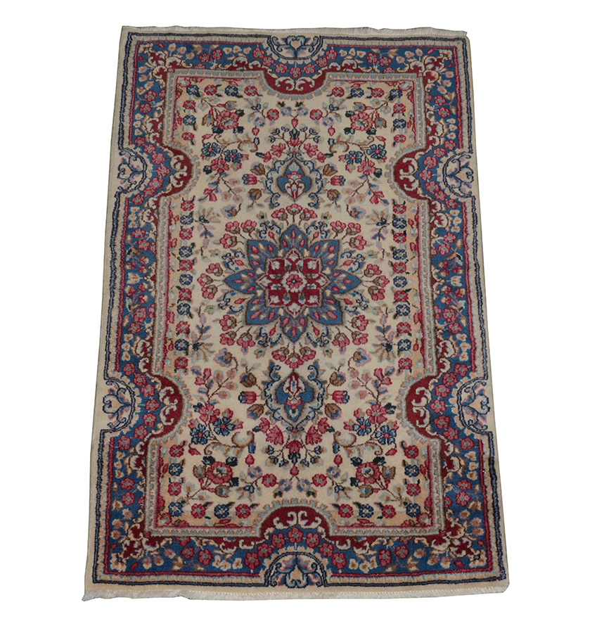 Tapete Kirman. Medidas 1,47 x 0,95 m.