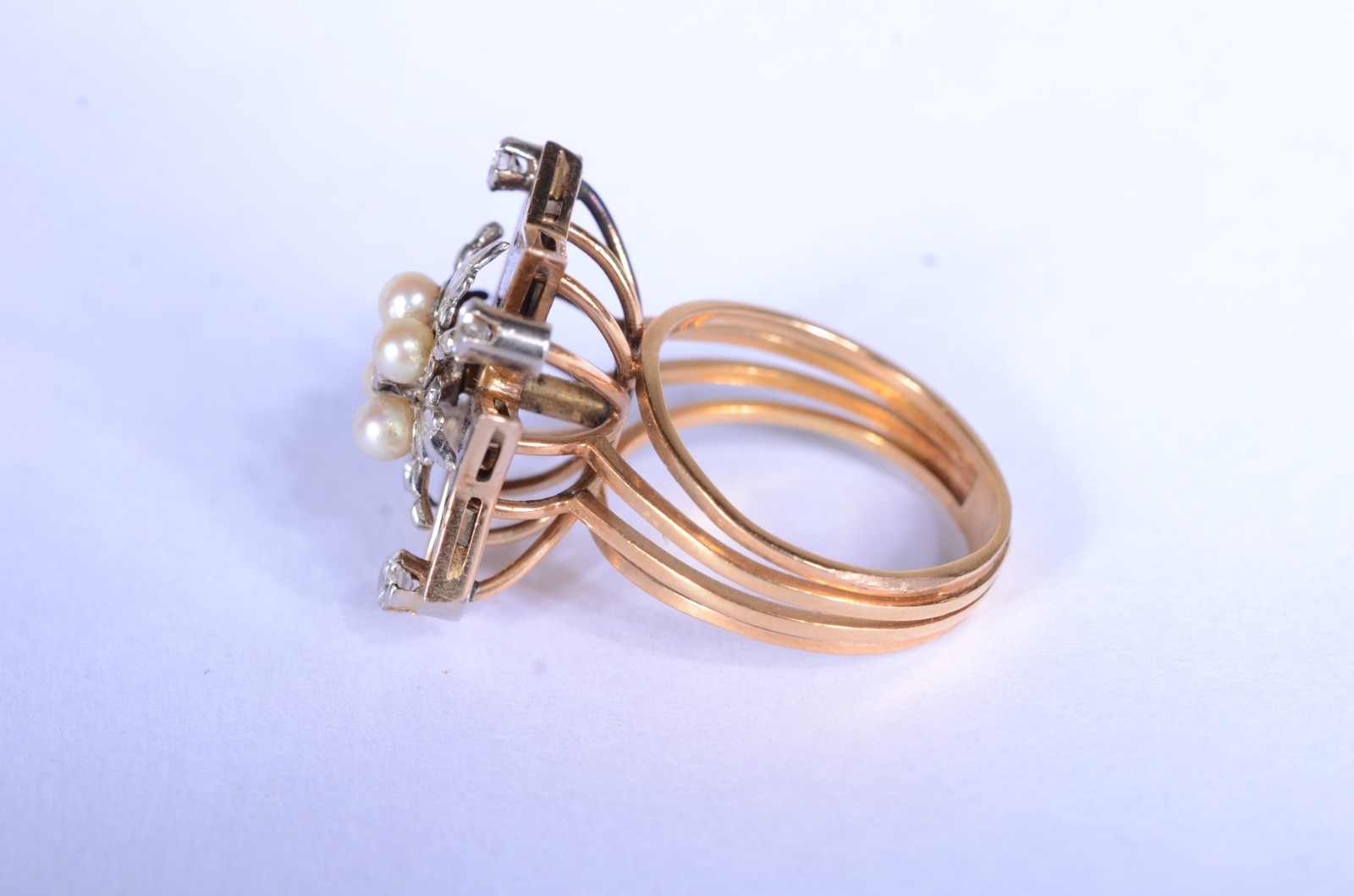 Anel de ouro 18 k., cruz esmaltada, perolas e brilhantes, aro 16... - foto 4 de 8