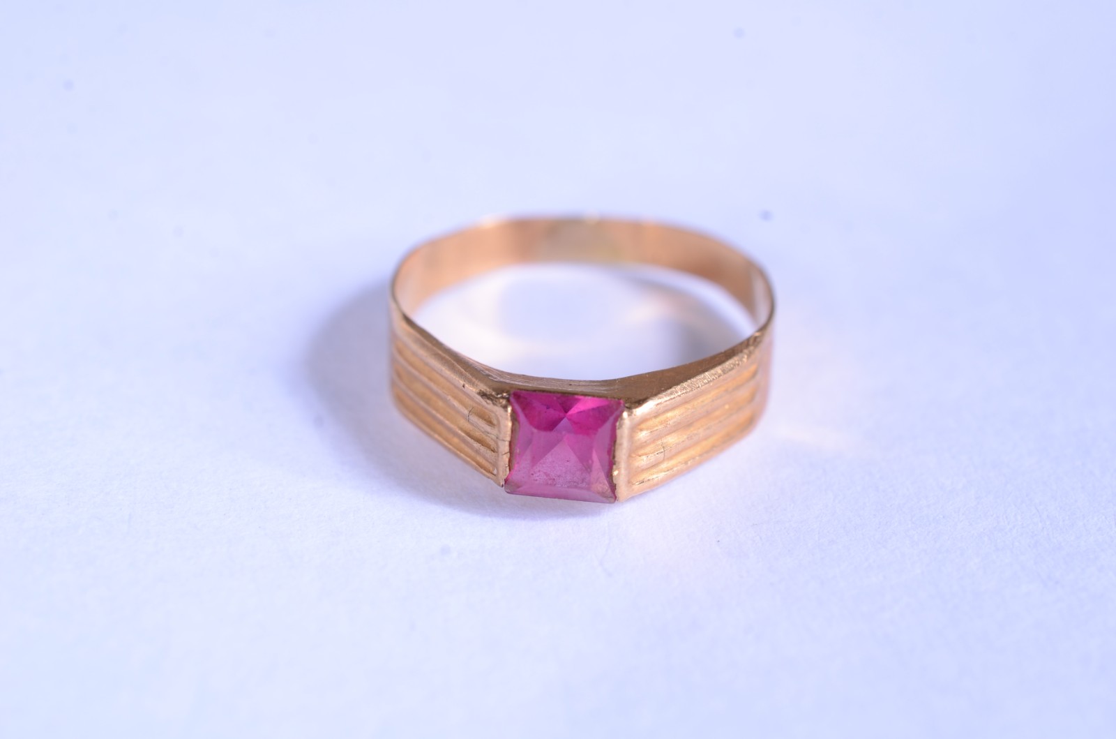Anel de ouro 18 k., aro 8. (Por motivos de segurança a peça não se... - foto 1 de 6