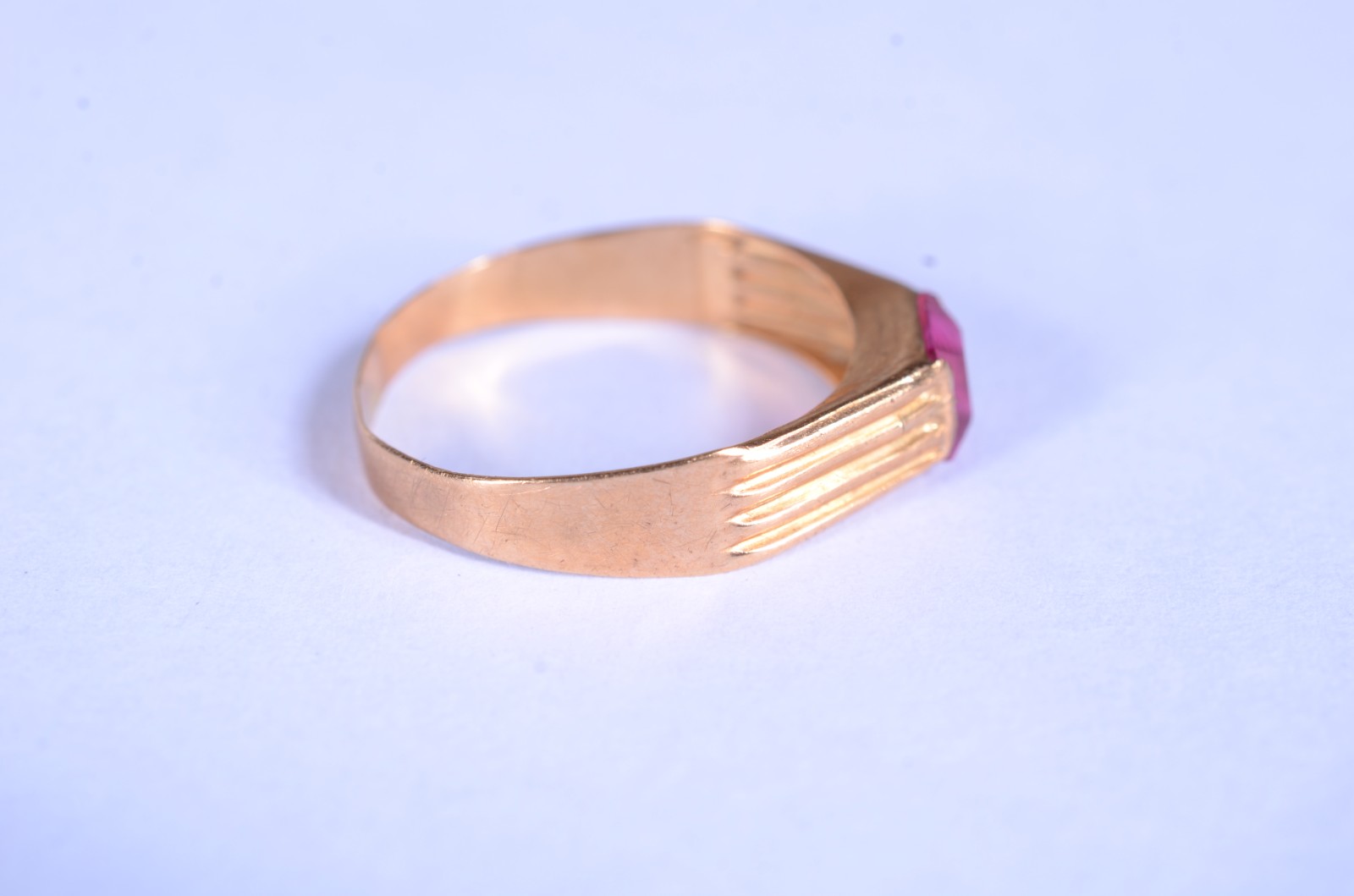 Anel de ouro 18 k., aro 8. (Por motivos de segurança a peça não se... - foto 4 de 6