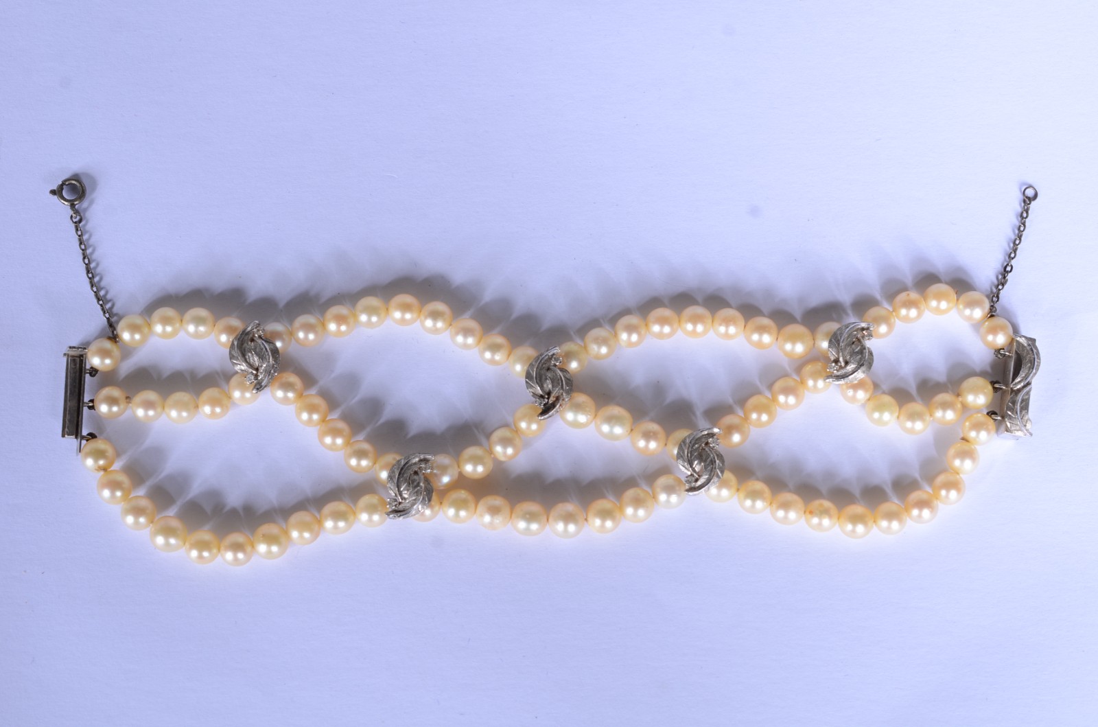 Pulseira de perolas com platina. (Por motivos de segurança a peça não... - foto 1 de 10