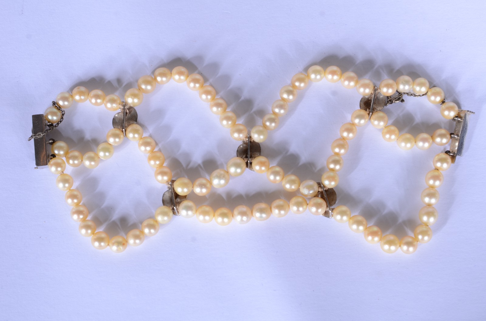 Pulseira de perolas com platina. (Por motivos de segurança a peça não... - foto 2 de 10