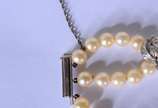 Pulseira de perolas com platina. (Por motivos d... - Pulseira de perolas com platina. (Por motivos de segurança a peça não se encontra na loja).