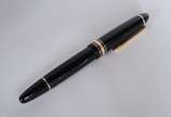 Montblanc (1906),  - Caneta esferográfica "Meisterstuck" na cor preta com dourado. No estojo.