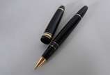 Montblanc (1906),  - Caneta esferográfica "Meisterstuck" na cor preta com dourado. No estojo.
