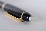 Montblanc (1906),  - Caneta esferográfica "Meisterstuck" na cor preta com dourado. No estojo.