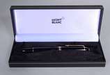 Montblanc (1906),  - Caneta esferográfica "Meisterstuck" na cor preta com dourado. No estojo.