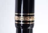 Montblanc (1906),  - Caneta esferográfica "Meisterstuck" na cor preta com dourado. No estojo.