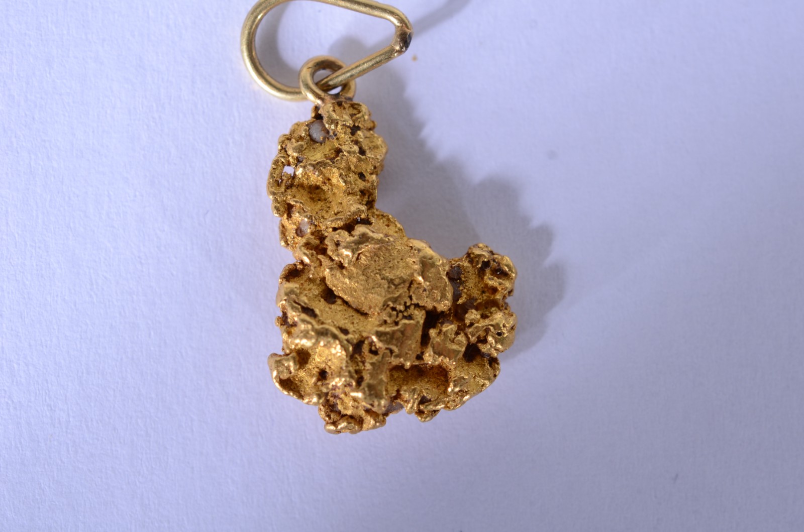 Pendente no feitio de pepita de ouro 18 k. (Por motivos de segurança... - foto 2 de 5