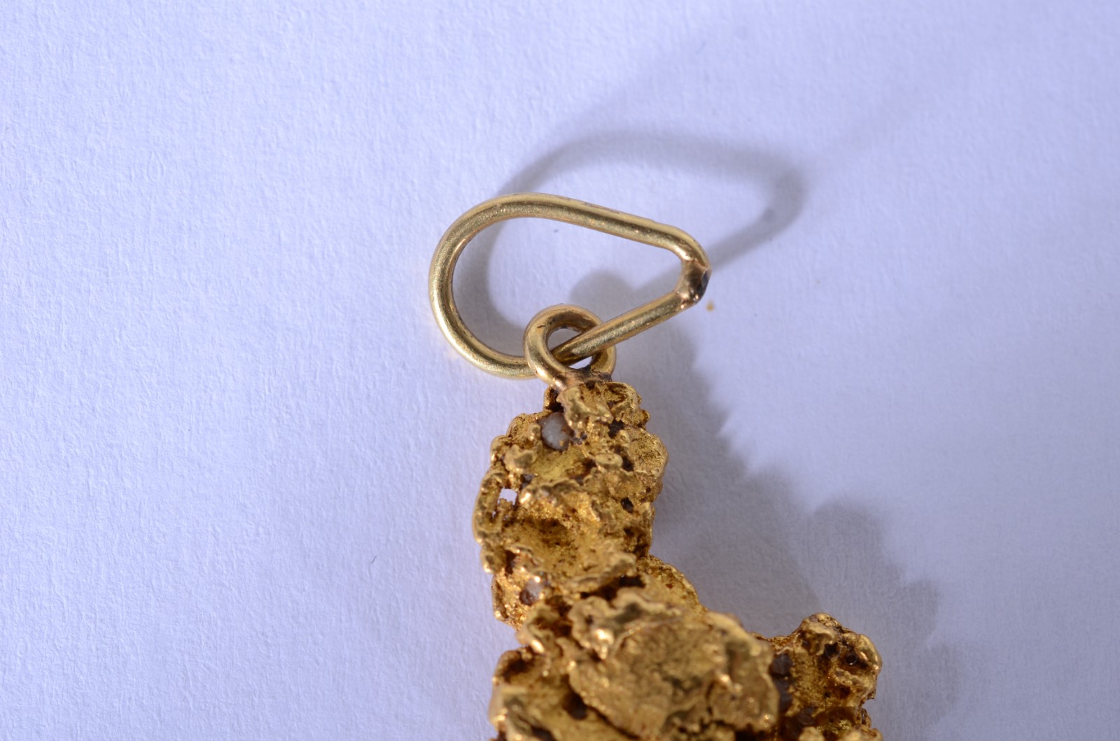 Pendente no feitio de pepita de ouro 18 k. (Por motivos de segurança... - foto 3 de 5