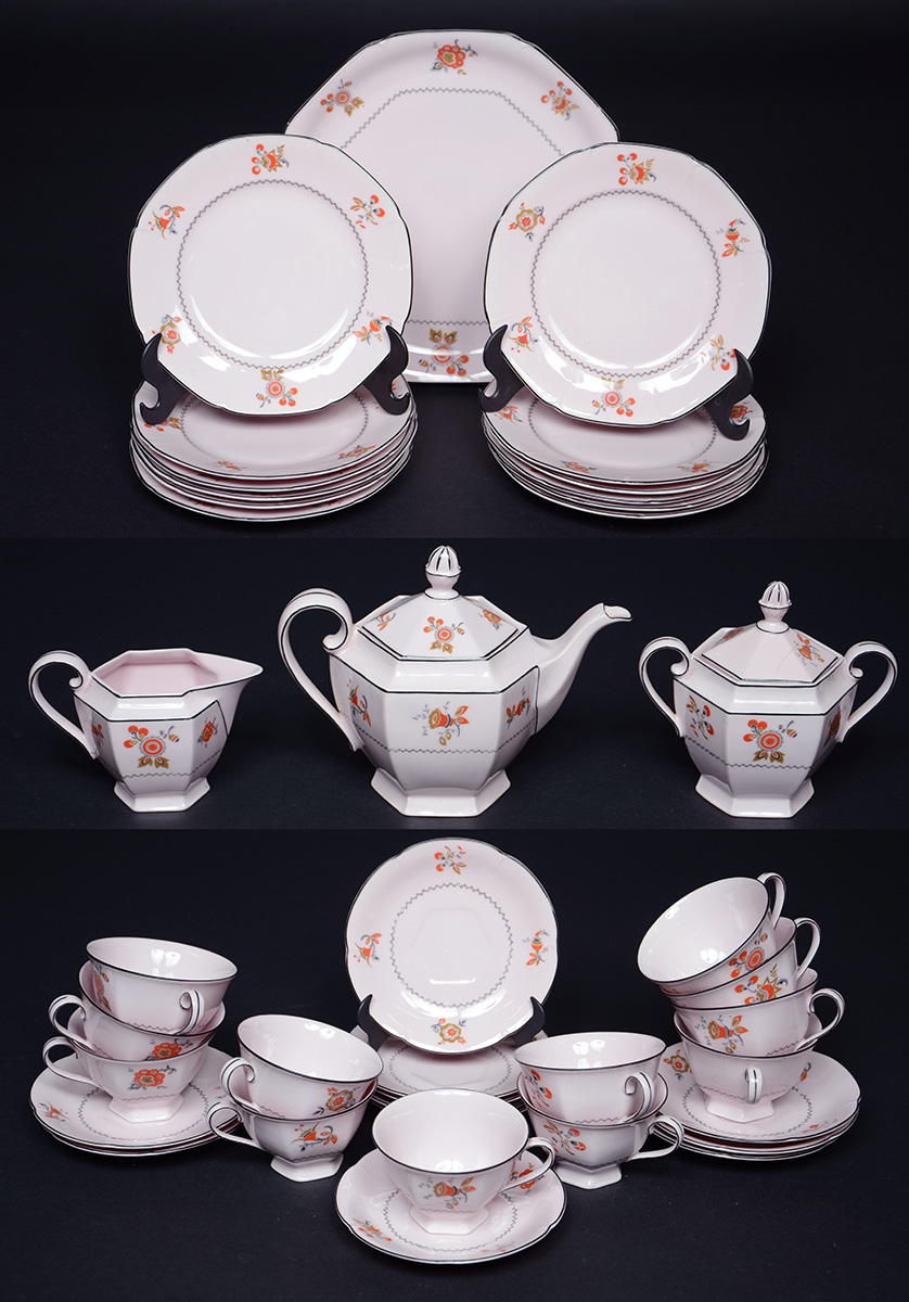 Serviço de chá de porcelana tcheca na cor rosa, sendo 11 xícaras com... - foto 1 de 3