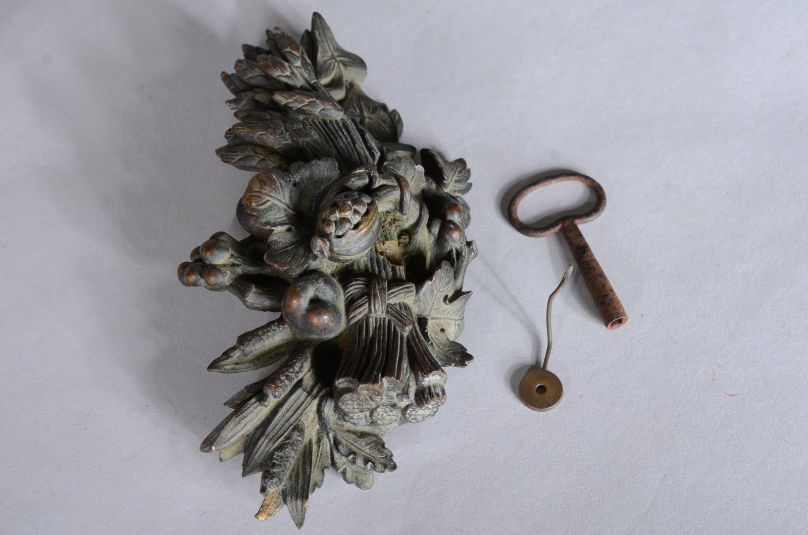 Relógio Frances século XIX com escultura em bronze Neoclássica... - foto 9 de 11