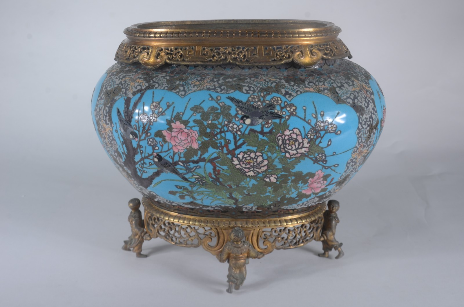 Belíssimo e antigo cachepot de cloisoné oriental, fundo azul com... - foto 2 de 8