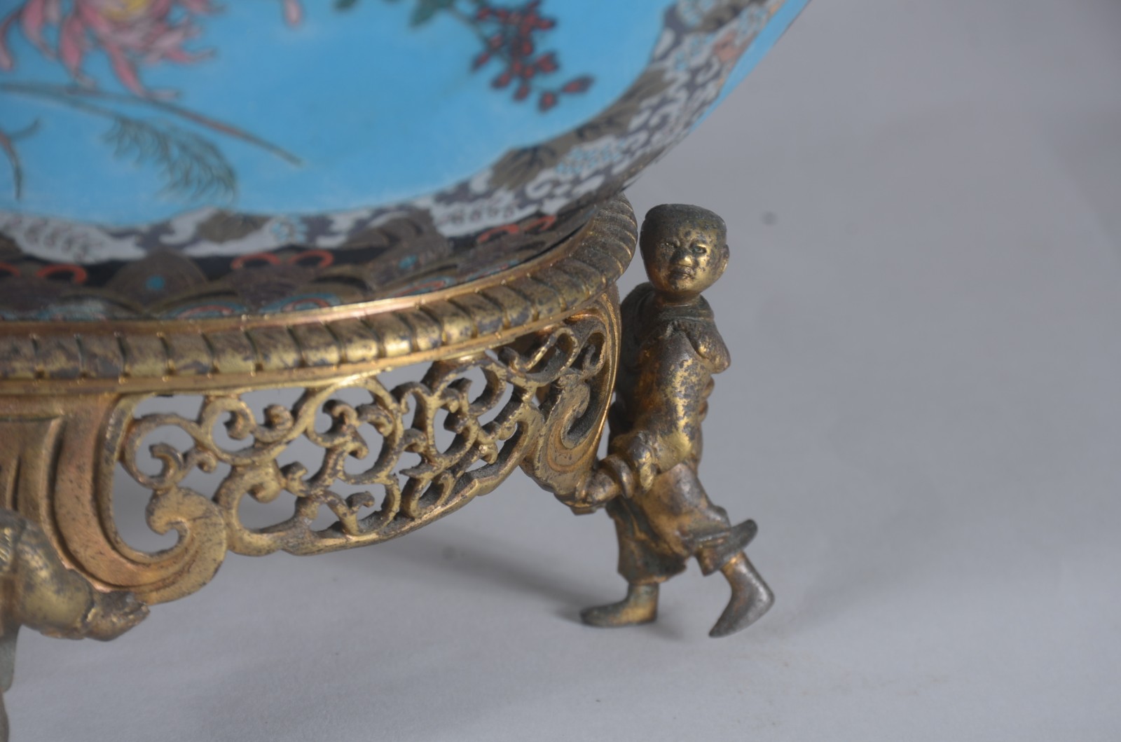 Belíssimo e antigo cachepot de cloisoné oriental, fundo azul com... - foto 7 de 8